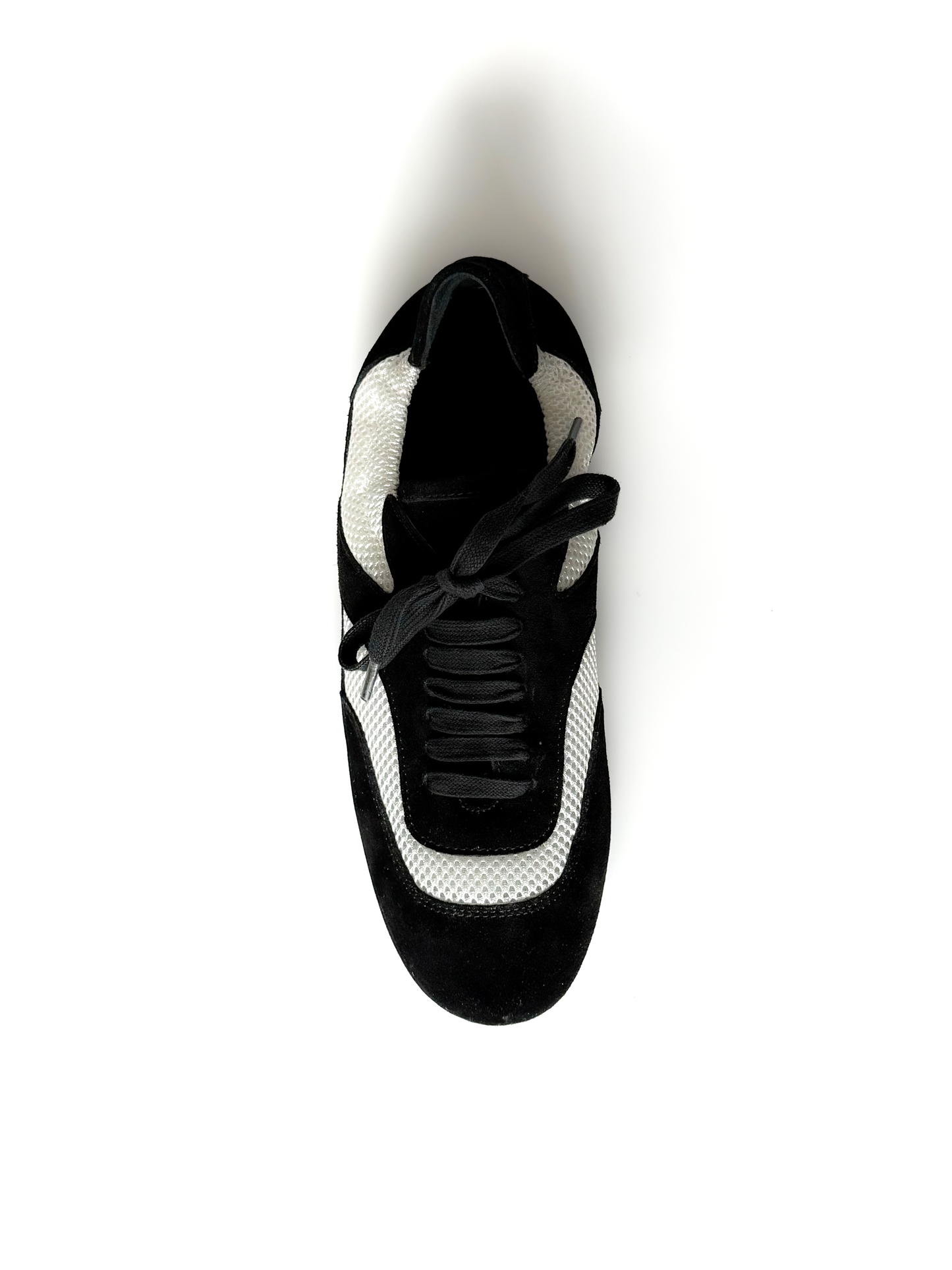 Tênis de couro branco e preto