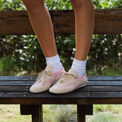 Tênis de couro com detalhes em malha rosa