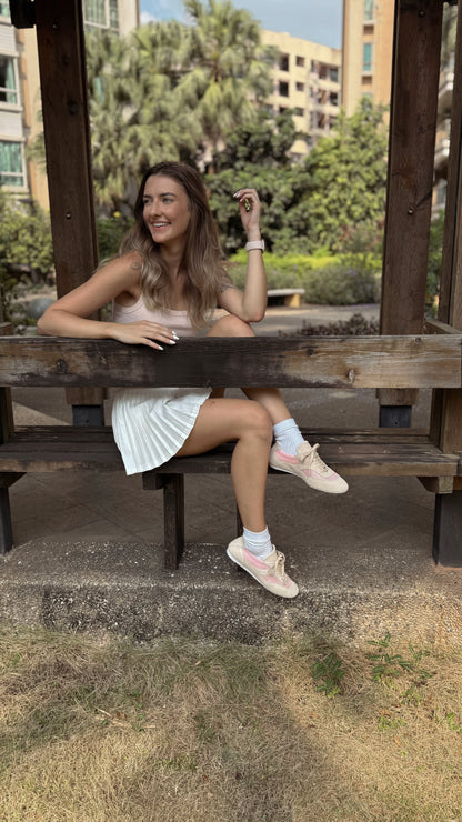 Tênis de couro com detalhes em malha rosa