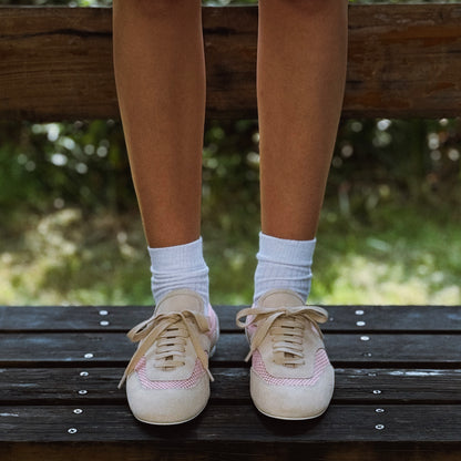 Tênis de couro com detalhes em malha rosa