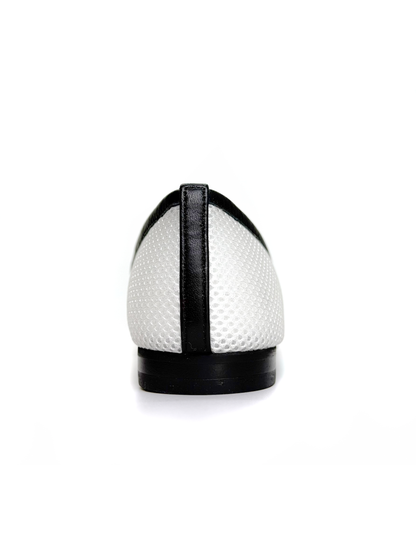 zapatillas blancas y negras